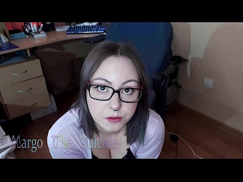 ❤️ Көзілдірік киген сексуалды қыз камерада дилдоны терең сорып алады ❤️ Порно бойынша бізде ﹏