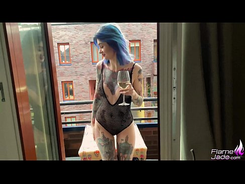 ❤️ Ашық аспан астында аузын сорып, құмарланып жатқан керемет қыз ❤️ Порно бойынша бізде ﹏